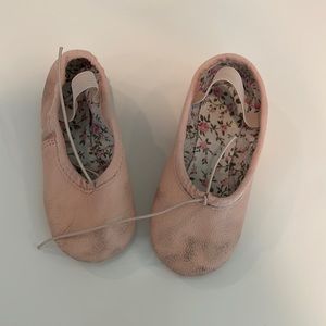 Very lightly worn light pink toddler size 7 1/2 ballet slipper